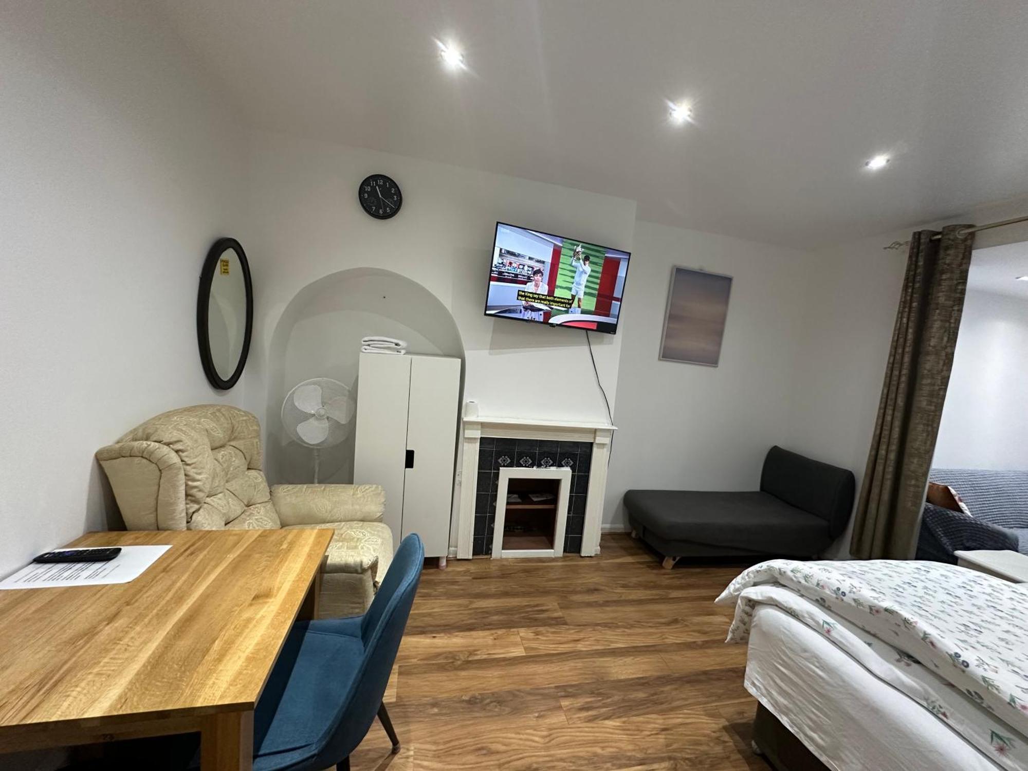4Th Studio Flat With Private Own Bathroom A London Luxury Family Home Setup And Furnished With Double Bed Plus A Double Futon-Sofa Bed A Single Futon Bed A Baby Cot And Garden And Free Parking Ngoại thất bức ảnh