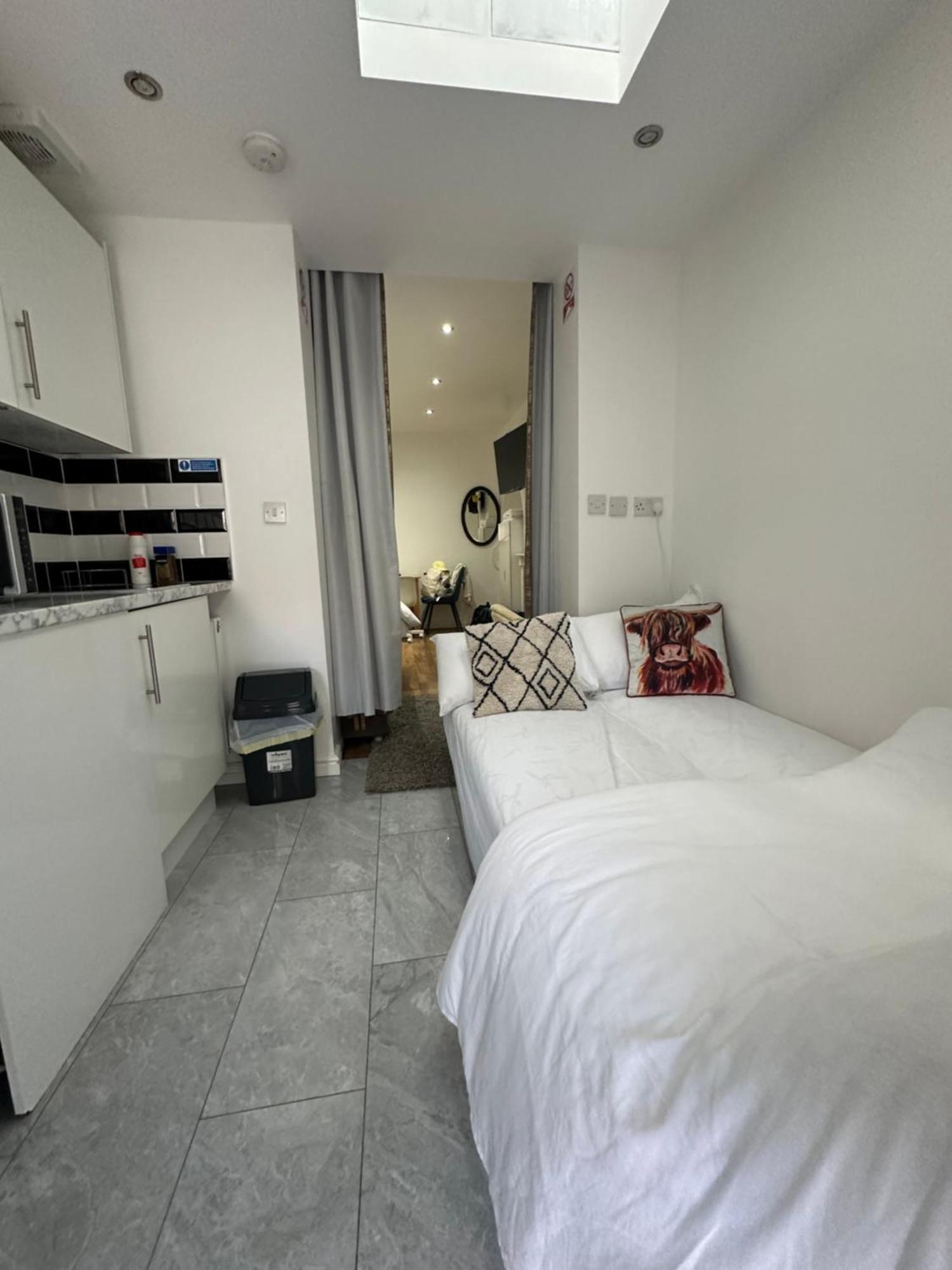 4Th Studio Flat With Private Own Bathroom A London Luxury Family Home Setup And Furnished With Double Bed Plus A Double Futon-Sofa Bed A Single Futon Bed A Baby Cot And Garden And Free Parking Ngoại thất bức ảnh
