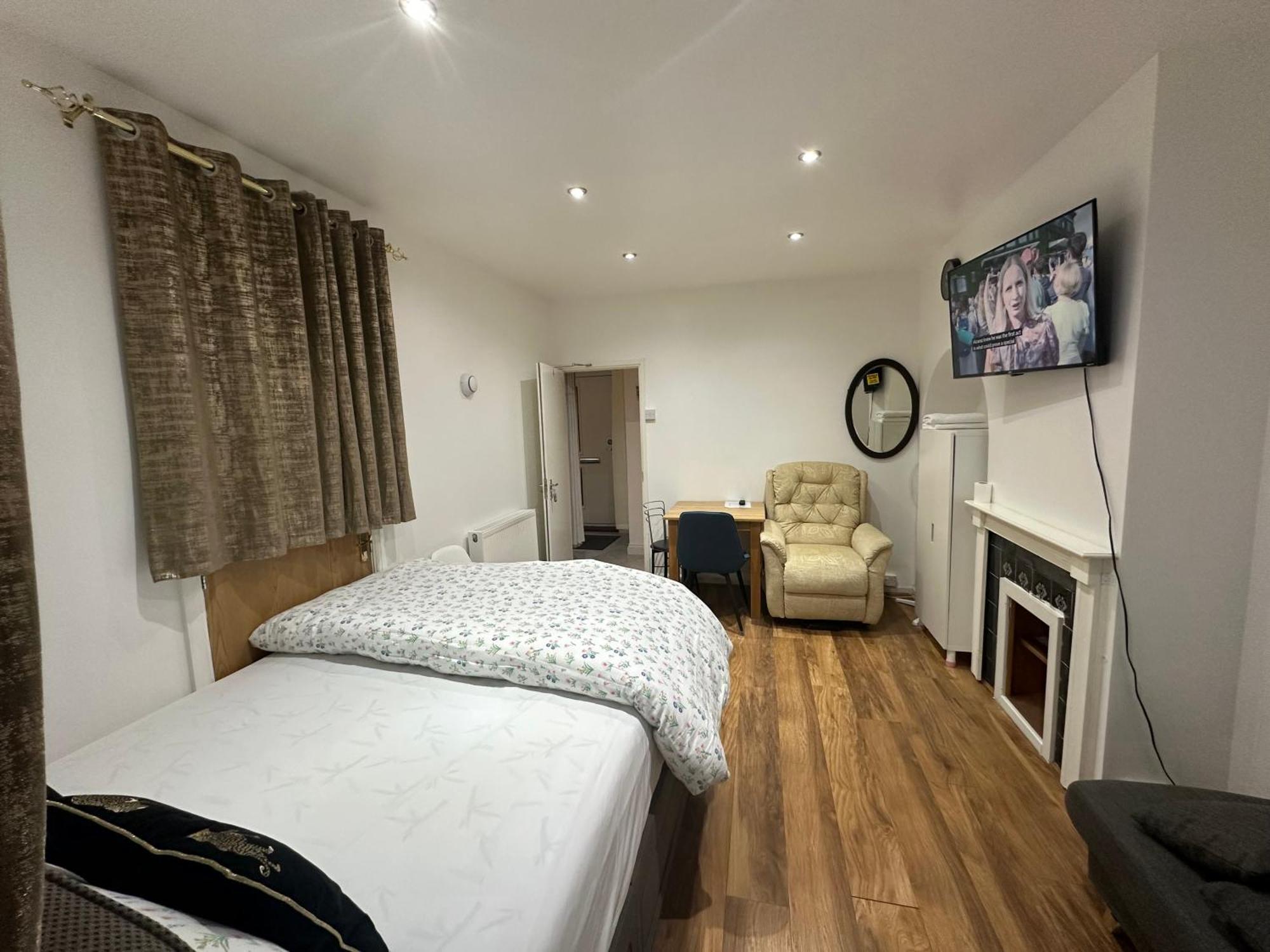 4Th Studio Flat With Private Own Bathroom A London Luxury Family Home Setup And Furnished With Double Bed Plus A Double Futon-Sofa Bed A Single Futon Bed A Baby Cot And Garden And Free Parking Ngoại thất bức ảnh