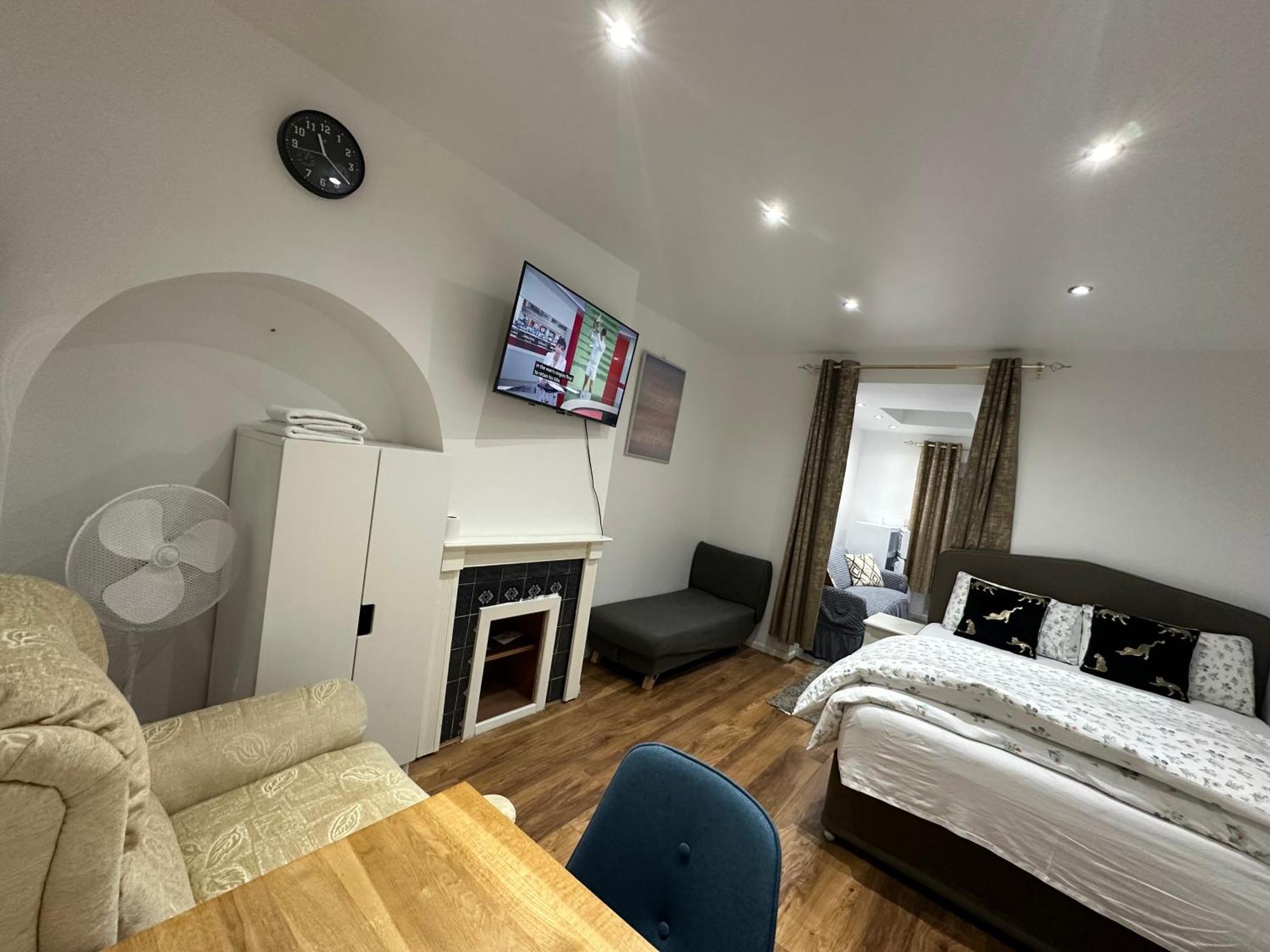 4Th Studio Flat With Private Own Bathroom A London Luxury Family Home Setup And Furnished With Double Bed Plus A Double Futon-Sofa Bed A Single Futon Bed A Baby Cot And Garden And Free Parking Ngoại thất bức ảnh