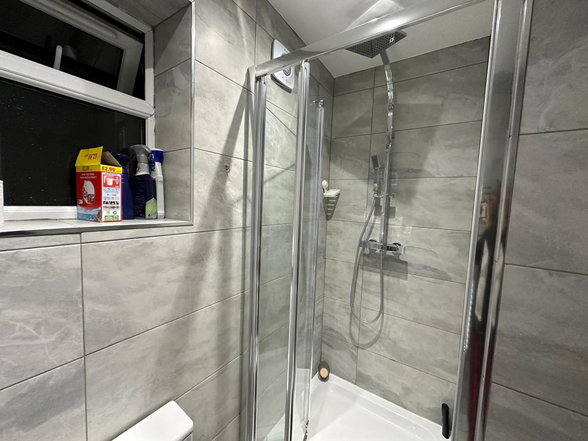 4Th Studio Flat With Private Own Bathroom A London Luxury Family Home Setup And Furnished With Double Bed Plus A Double Futon-Sofa Bed A Single Futon Bed A Baby Cot And Garden And Free Parking Ngoại thất bức ảnh