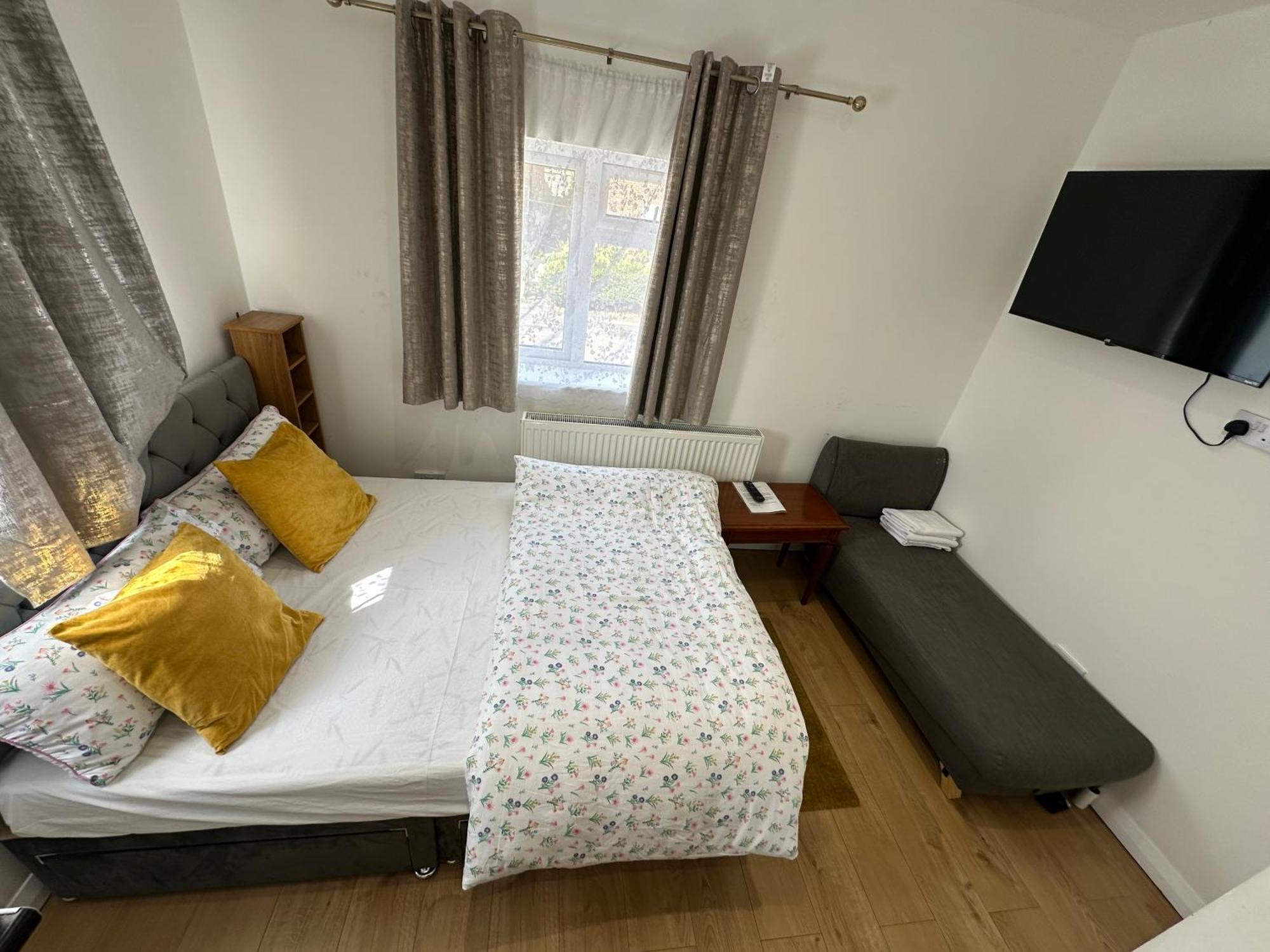 4Th Studio Flat With Private Own Bathroom A London Luxury Family Home Setup And Furnished With Double Bed Plus A Double Futon-Sofa Bed A Single Futon Bed A Baby Cot And Garden And Free Parking Ngoại thất bức ảnh